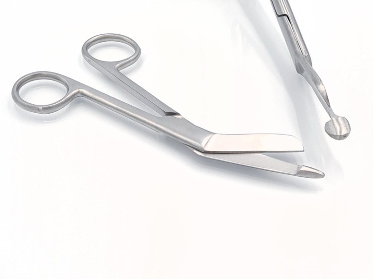 NOŻYCZKI OPATRUNKOWE Z KULKĄ LISTER 140MM