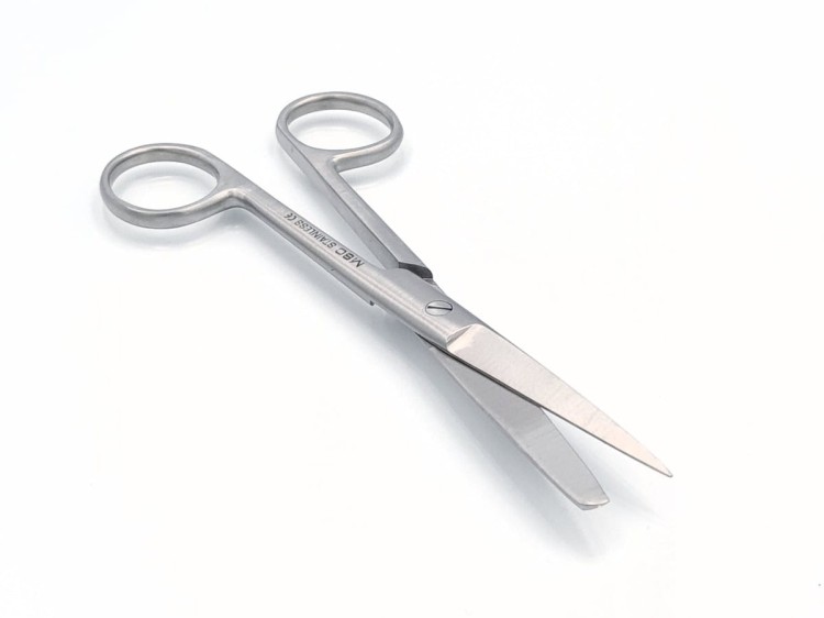 NOŻYCZKI CHIRURGICZNE PROSTE 1 KONIEC OSTRY, 1 KONIEC TĘPY 145mm