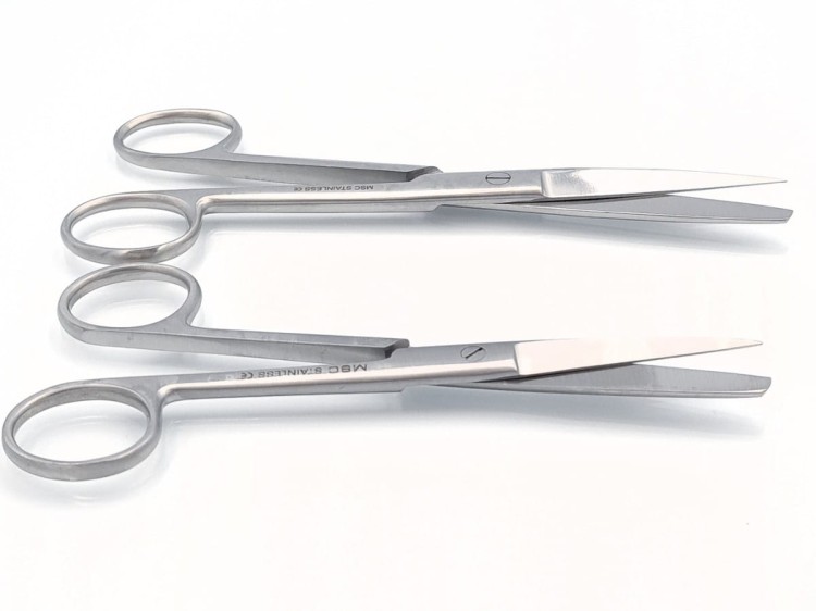 NOŻYCZKI CHIRURGICZNE PROSTE 1 KONIEC OSTRY, 1 KONIEC TĘPY 145mm