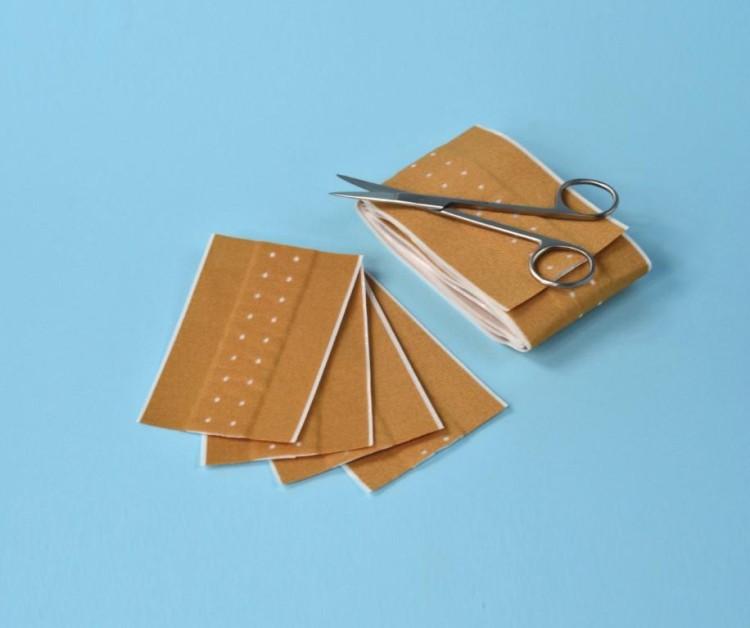 PLASTER Z OPATRUNKIEM NA TKANINIE FABRIPLAST 6cm x 1m