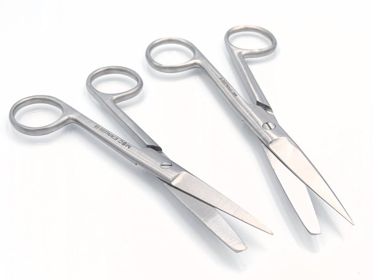 NOŻYCZKI CHIRURGICZNE PROSTE 1 KONIEC OSTRY, 1 KONIEC TĘPY 165mm