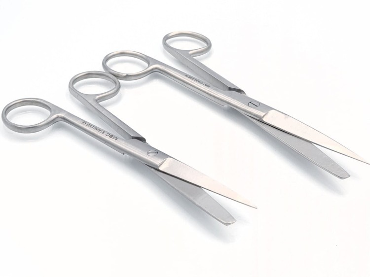 NOŻYCZKI CHIRURGICZNE PROSTE 1 KONIEC OSTRY, 1 KONIEC TĘPY 165mm