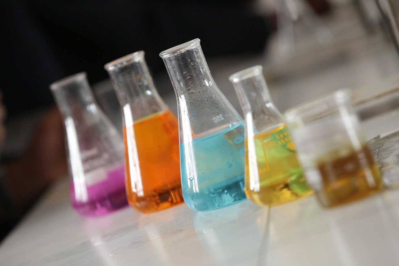 Oparzenie chemiczne – czym posmarować i jak zniwelować skutki?
